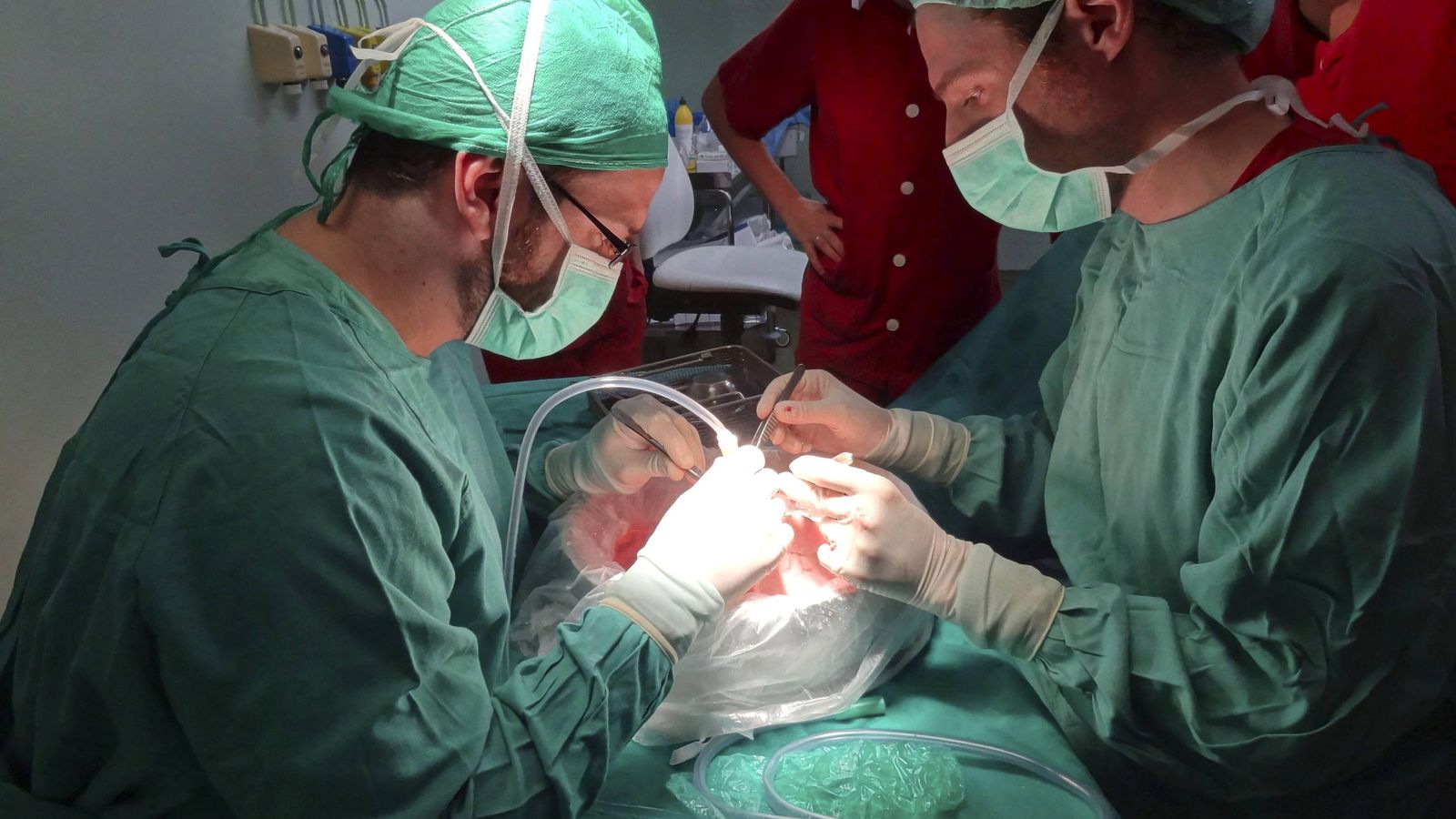 Foto: Fotografía facilitada por el hospital de La Paz del primer trasplante pulmonar infantil. (Efe) 