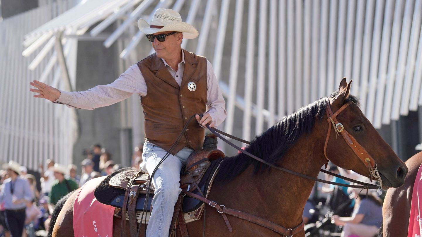 Kevin Costner, durante un desfile a caballo. (Reuters)