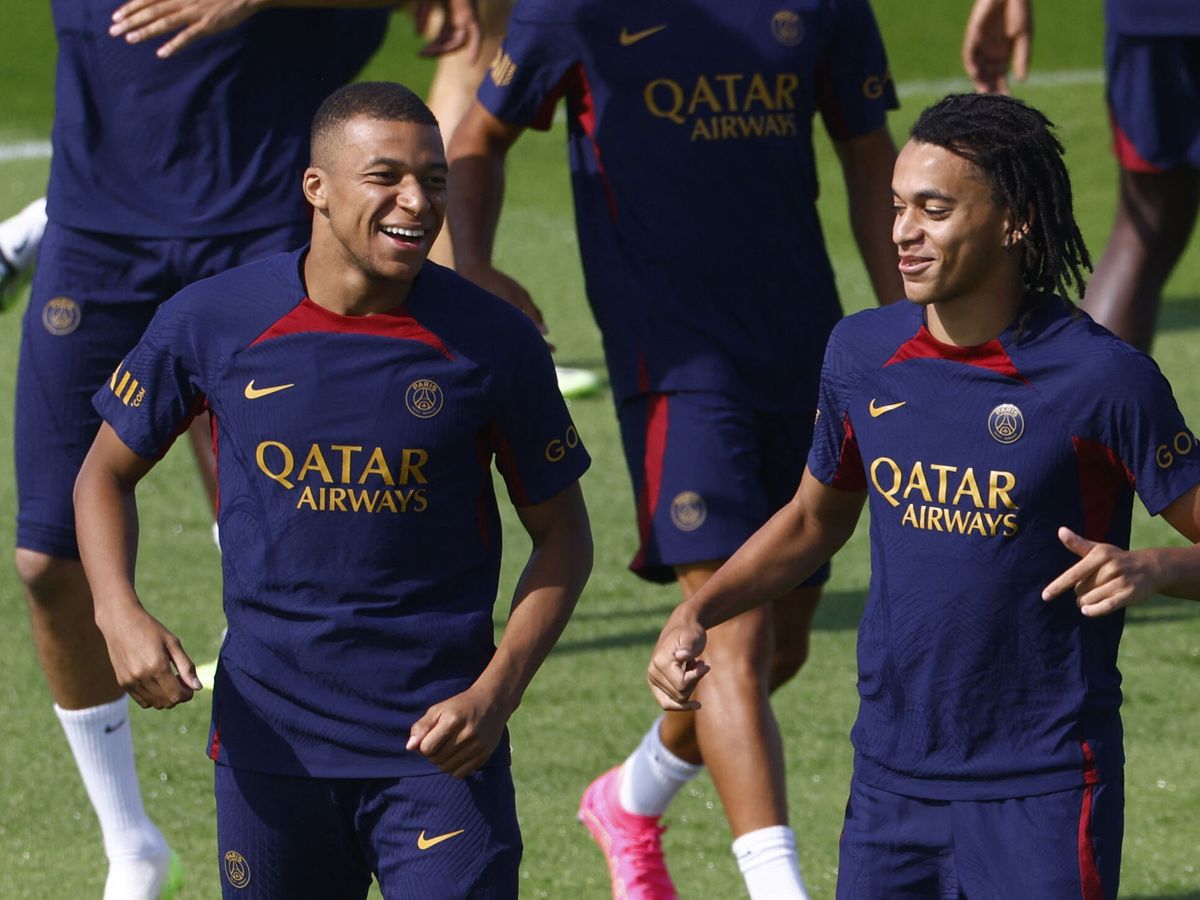 Foto: Mbappé sonríe con su hermano en un entrenamiento. (Reuters/Gonzalo Fuentes)