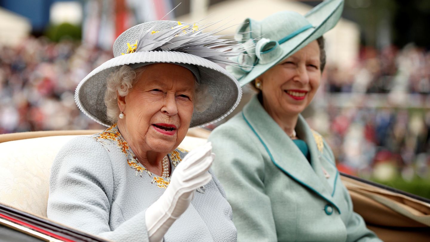La reina Isabel y la princesa Ana, en Ascot. (Reuters)