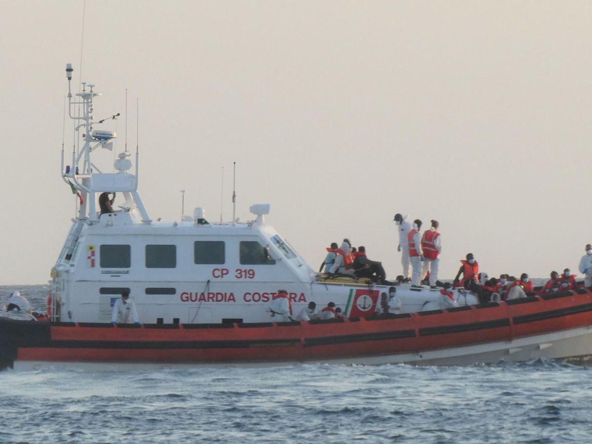 Foto: Un barco costero italiano en Lampedusa. (EFE)