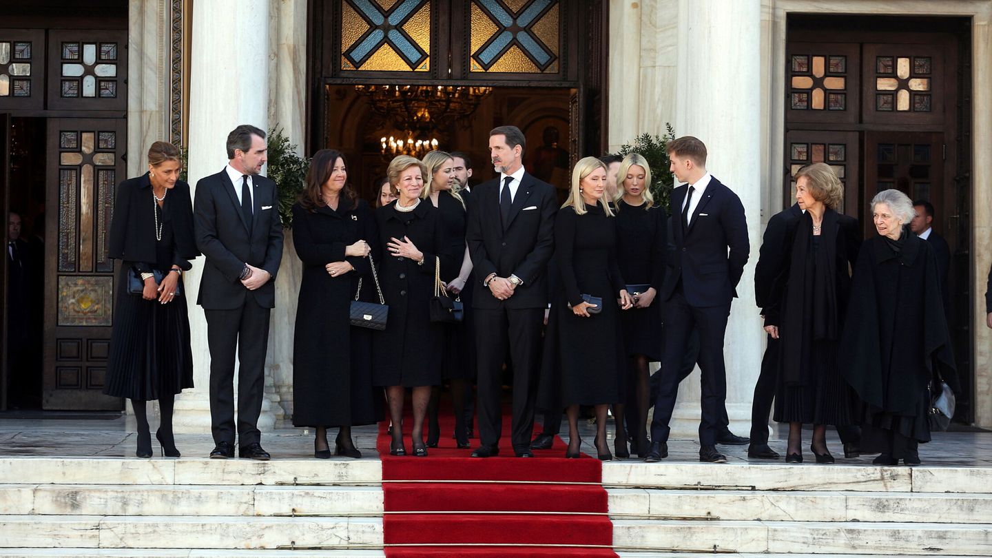 La familia real griega al completo en su salida de la ceremonia. (EFE)