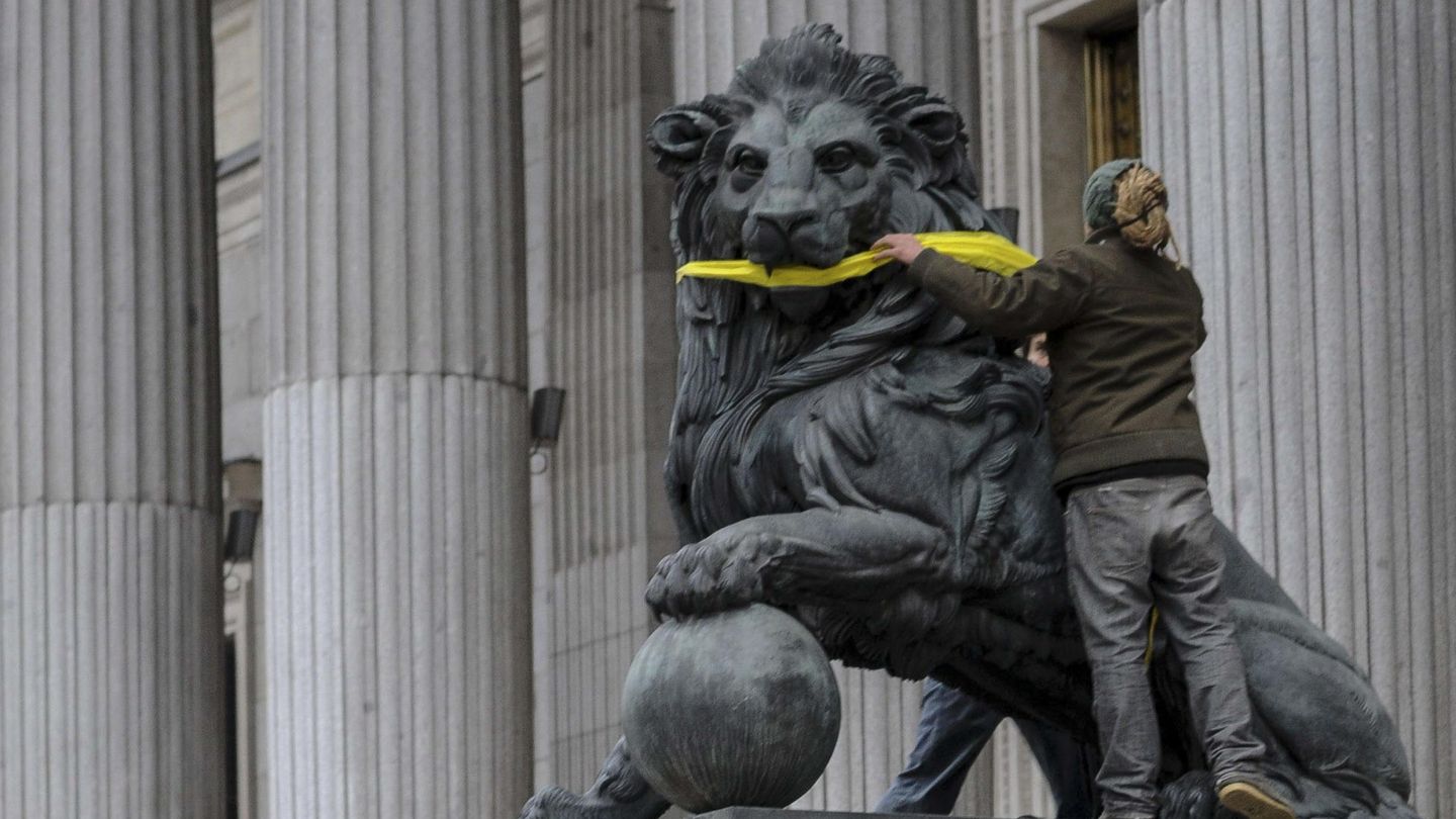 Greenpeace 'amordaza' a los leones del Congreso para rechazar nueva Ley de Seguridad. (Efe)