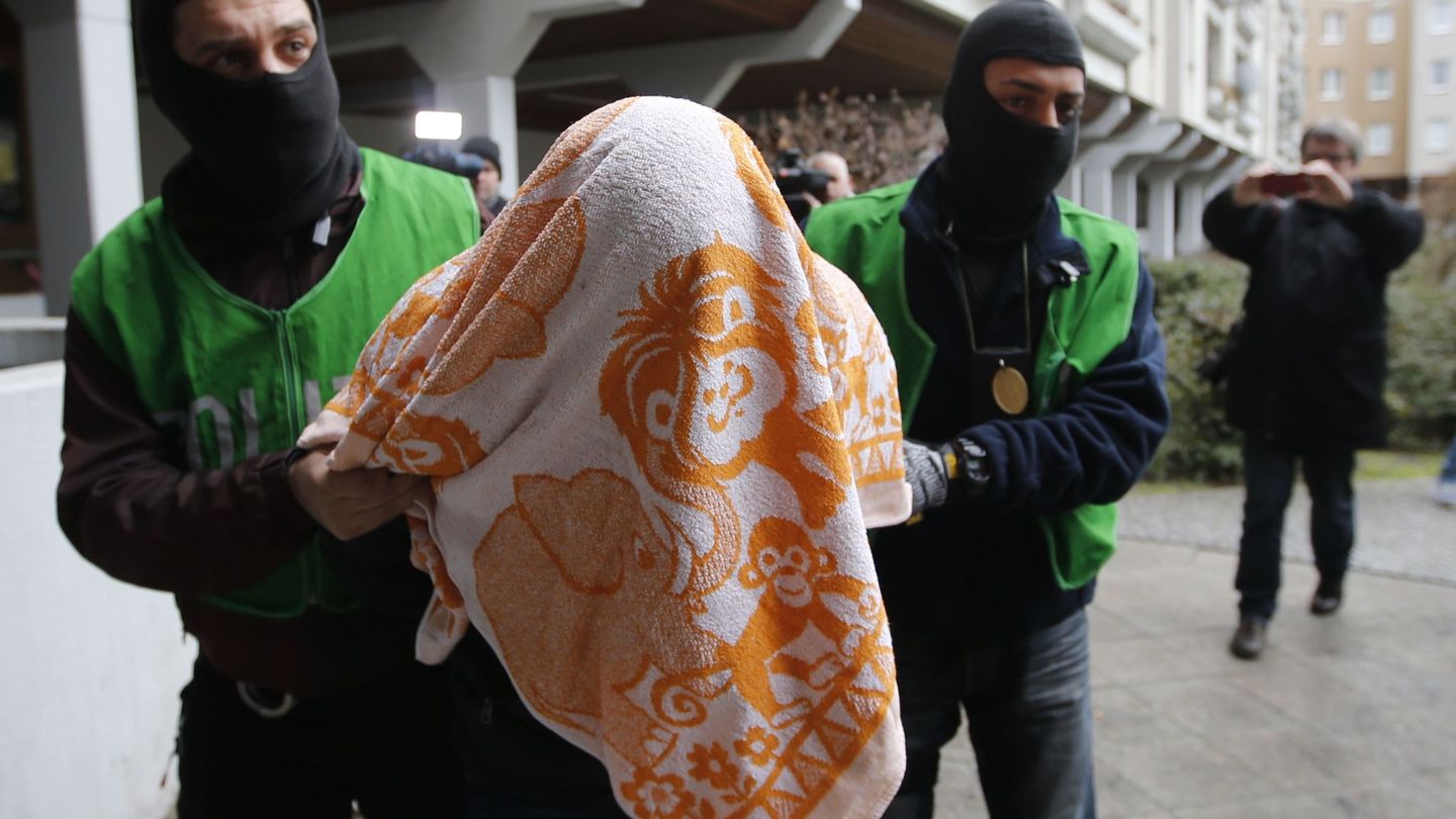 Un sospechoso es detenido en el distrito de Kreuzberg de Berlín, en el marco de una gran redada contra simpatizantes del Estado Islámico en Alemania, el 4 de enero de 2016 (Reuters)