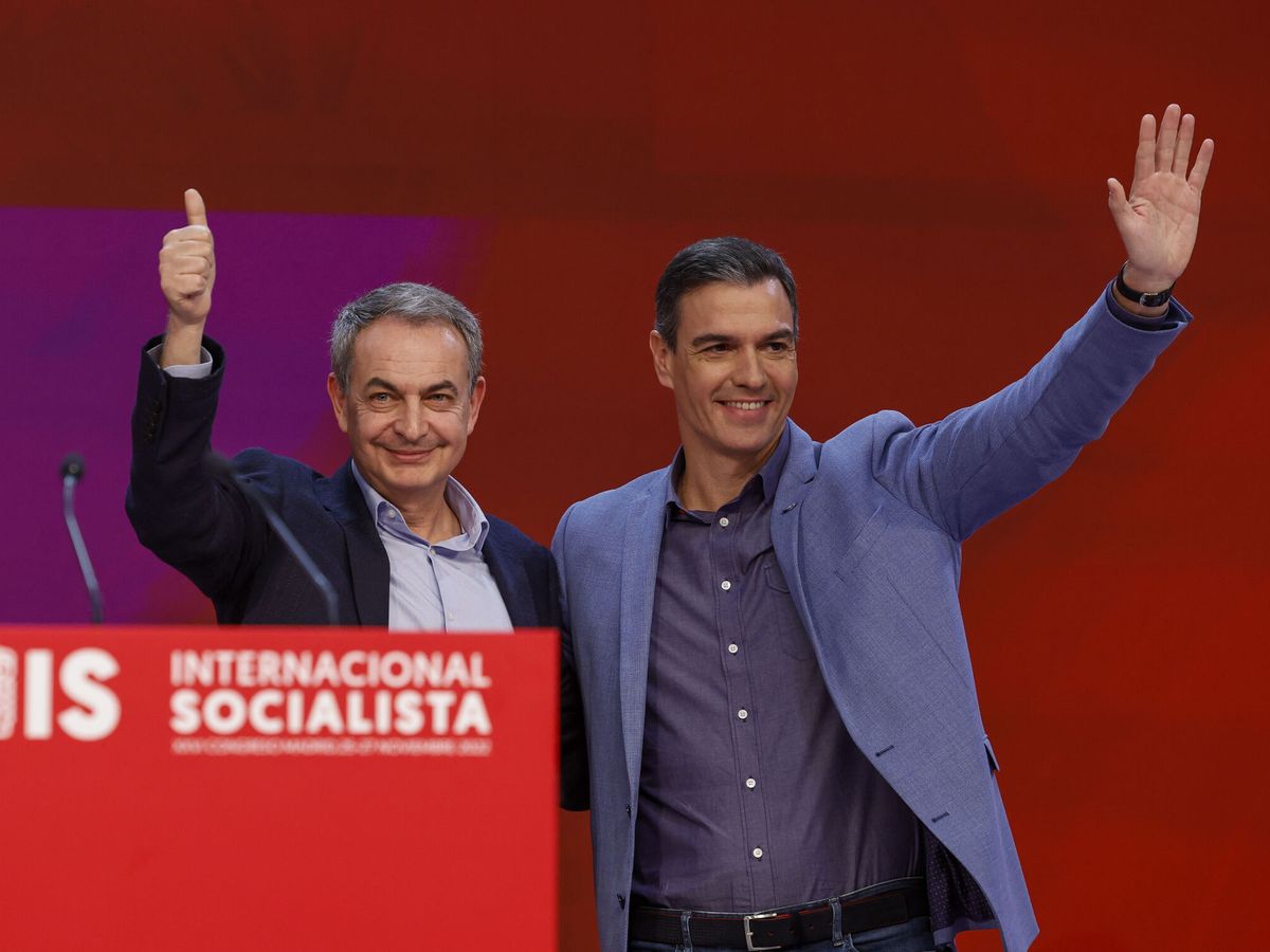 Foto: Zapatero, junto a Sánchez, durante la Internacional Socialista. (EFE/Chema Moya)