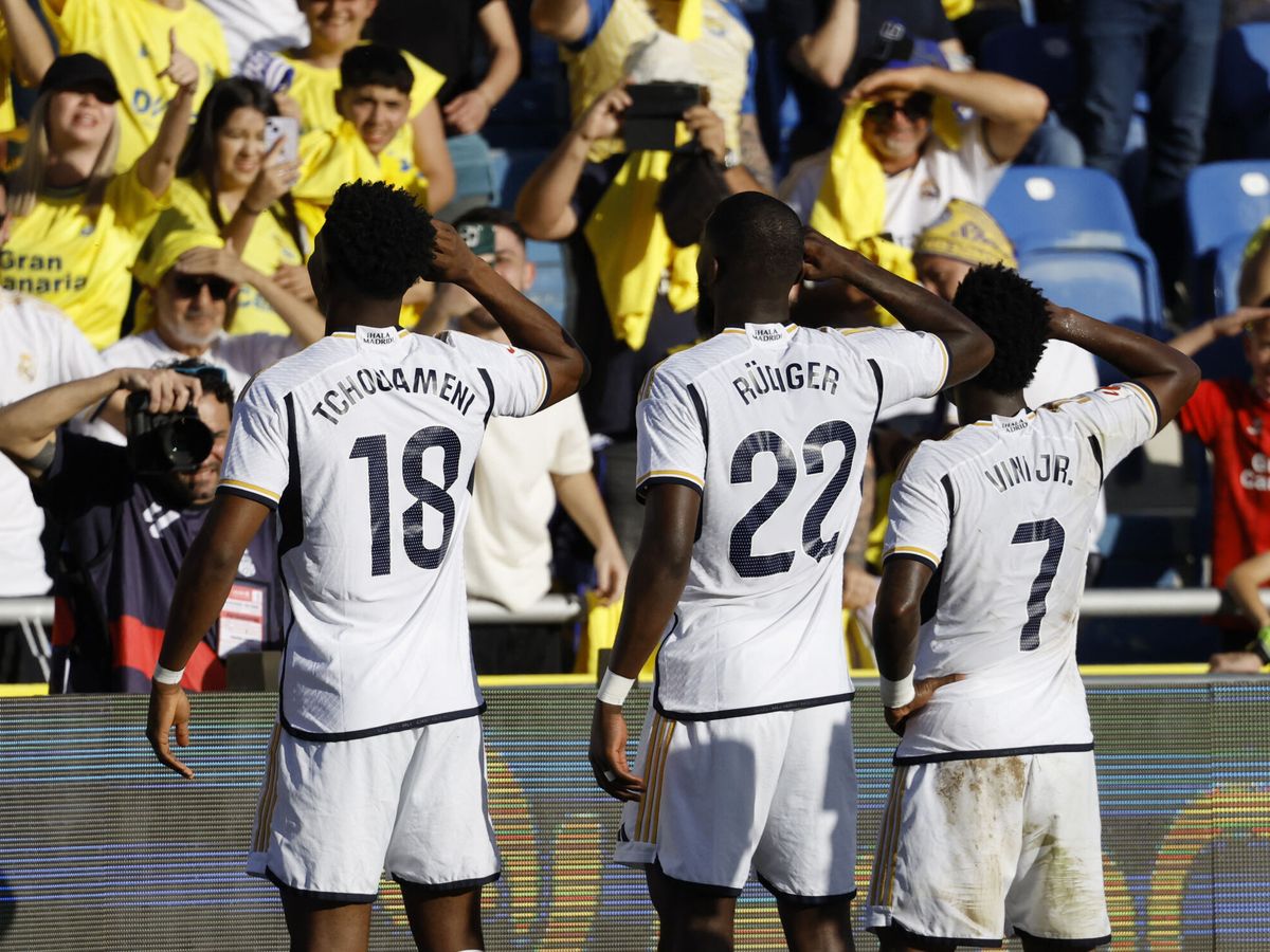 Foto: Tchouaméni, Rüdiger y Vinícius celebran el segundo gol. (Reuters/Borja Suárez)