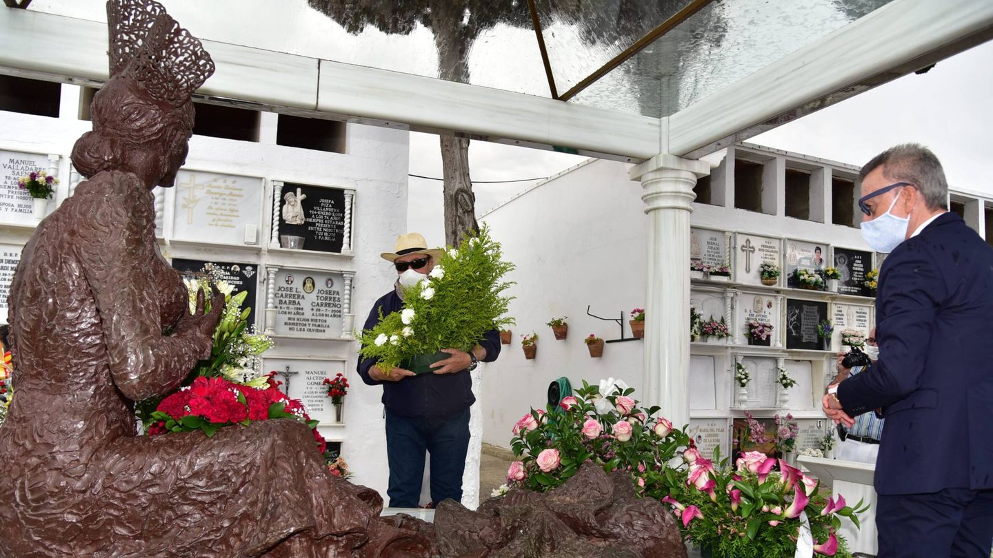 Ortega Cano llevando flores al mausoleo de Rocío Jurado. (Cordon Press)