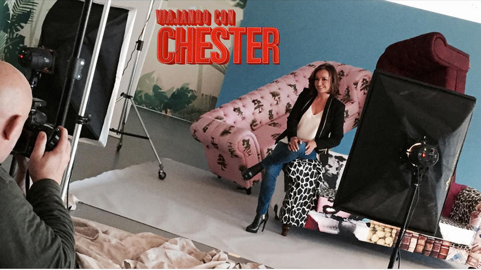 Foto: Pepa Bueno se hace las fotos promocionales para 'Viajando con Chester' (Mediaset)