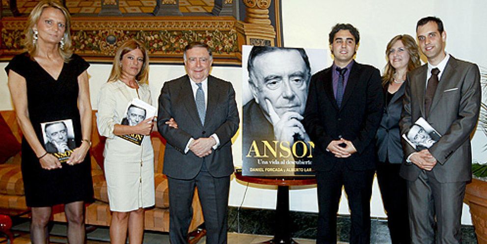 Foto: Ana Botella y las ‘chicas Ansón’ rinden homenaje al académico