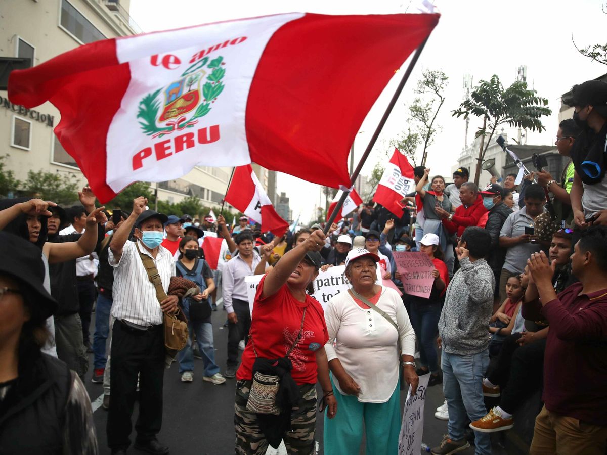 Foto: Cientos de manifestantes a favor de Pedro Castillo y en contra del Congreso se manifiestan en las calles del centro, este lunes en Lima (Perú). (EFE/Paolo Aguilar) 