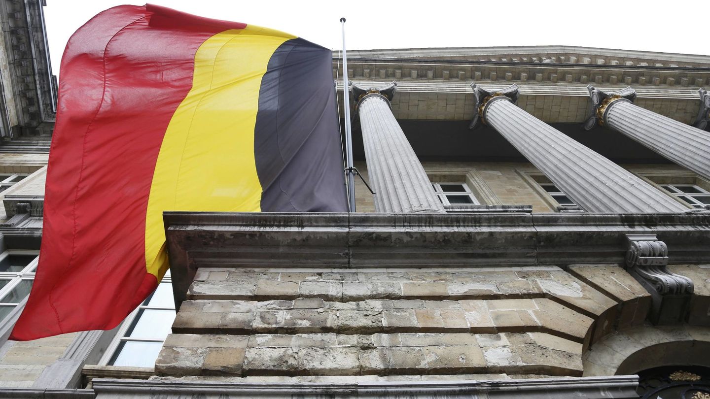 Bandera belga en la fachada del parlamento del país. (Reuters)