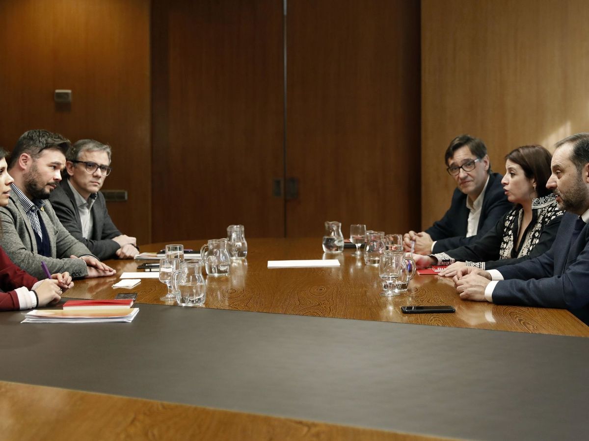 Foto: Los negociadores de PSOE (Salvador Illa, Adriana Lastra y José Luis Ábalos) y ERC (Josep Maria Jové, Gabriel Rufián y Marta Vilalta), este 10 de diciembre en Barcelona. (EFE)