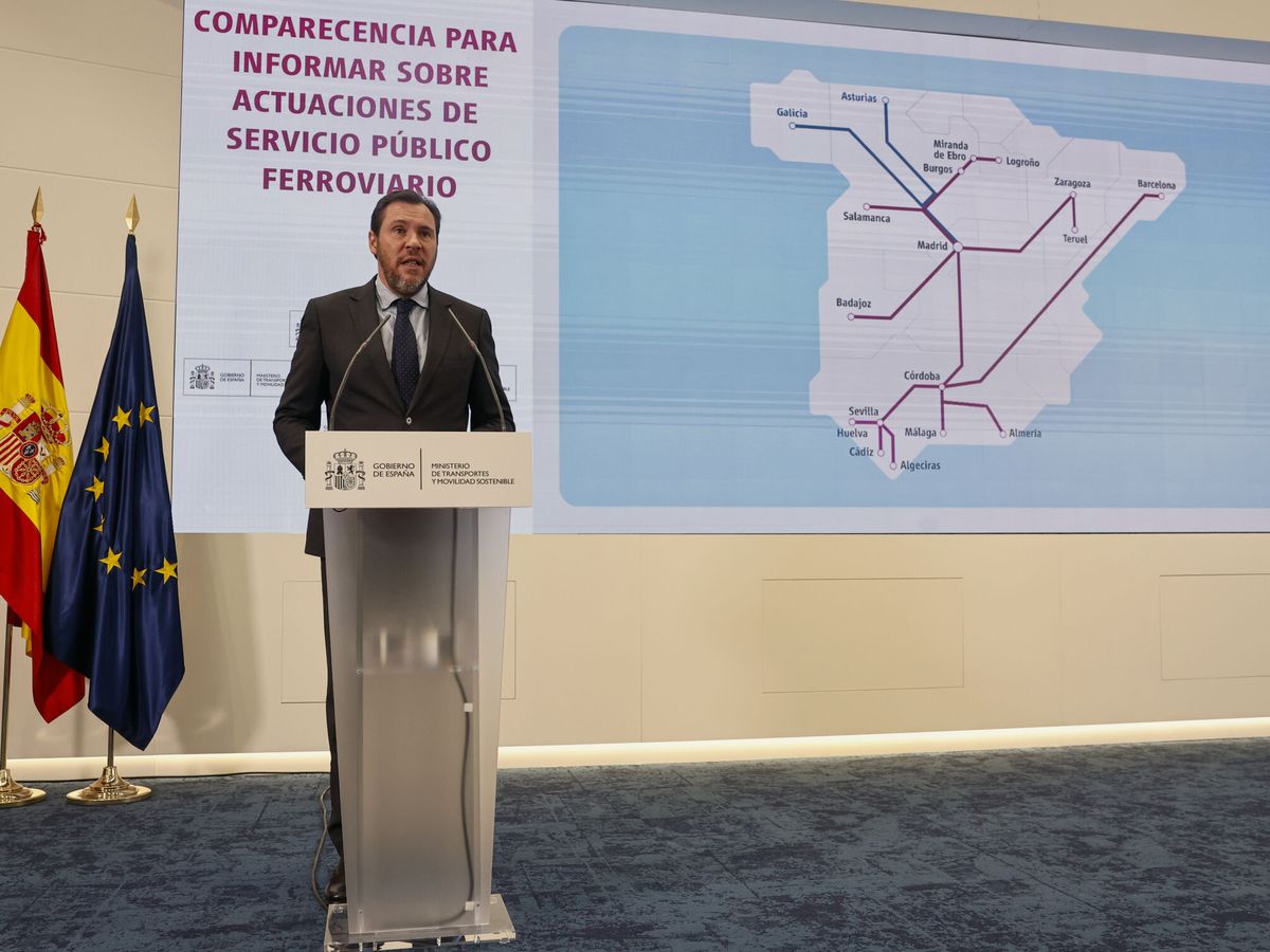 Foto: El ministro de Transportes, Óscar Puente, en una rueda de prensa esta semana. (EFE/Sergio Pérez)