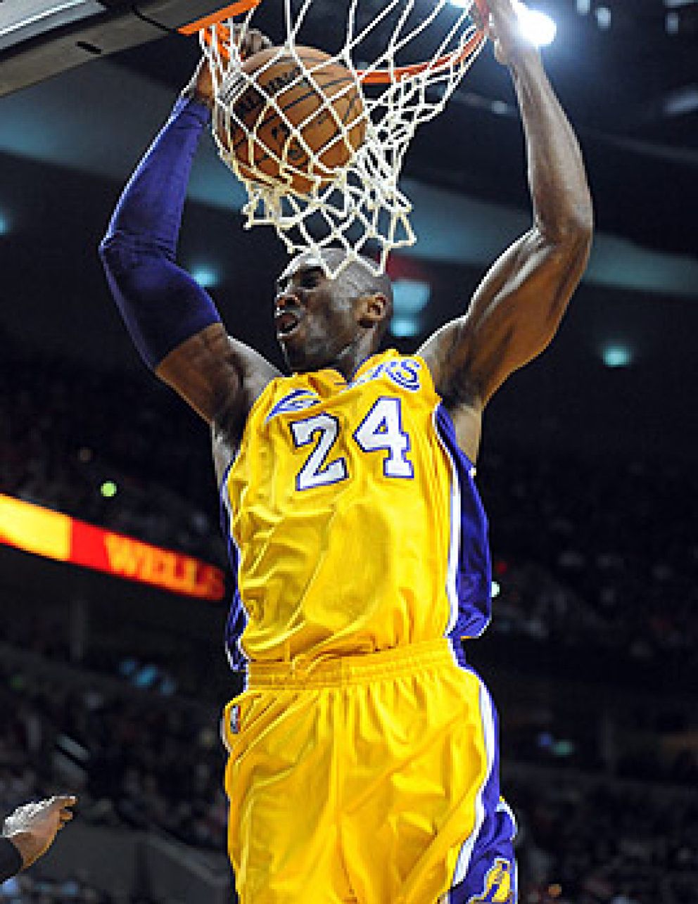 Foto: Los Lakers consiguen la primera victoria de la temporada tras aplastar a los Detroit Pistons