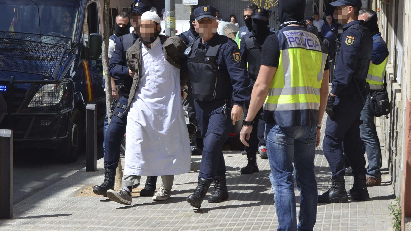 Foto: Uno de los dos detenidos en Barcelona en mayo por difundir en redes virtuales el ideario del grupo terrorista yihadista Daesh. (EFE)