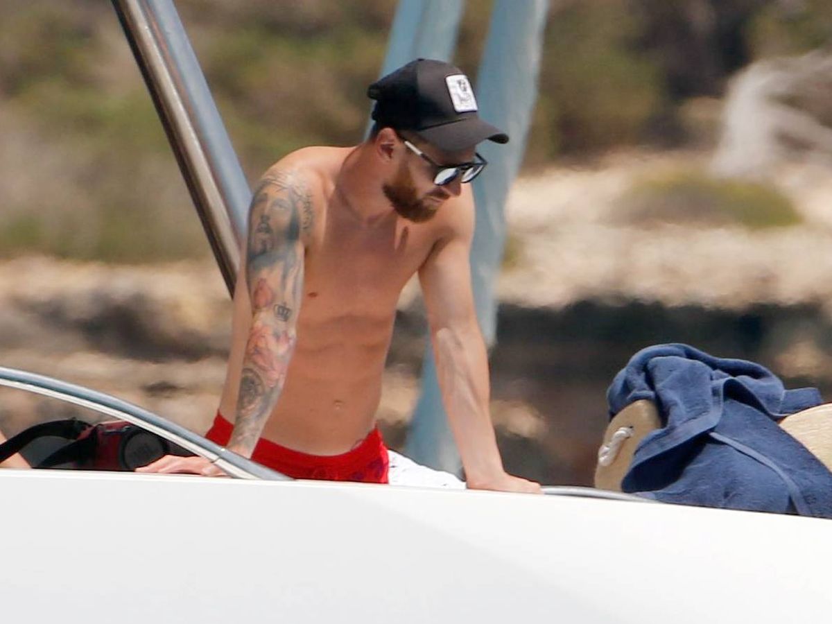Foto: Leo Messi, en su yate de vacaciones en Ibiza. (Cordon Press)