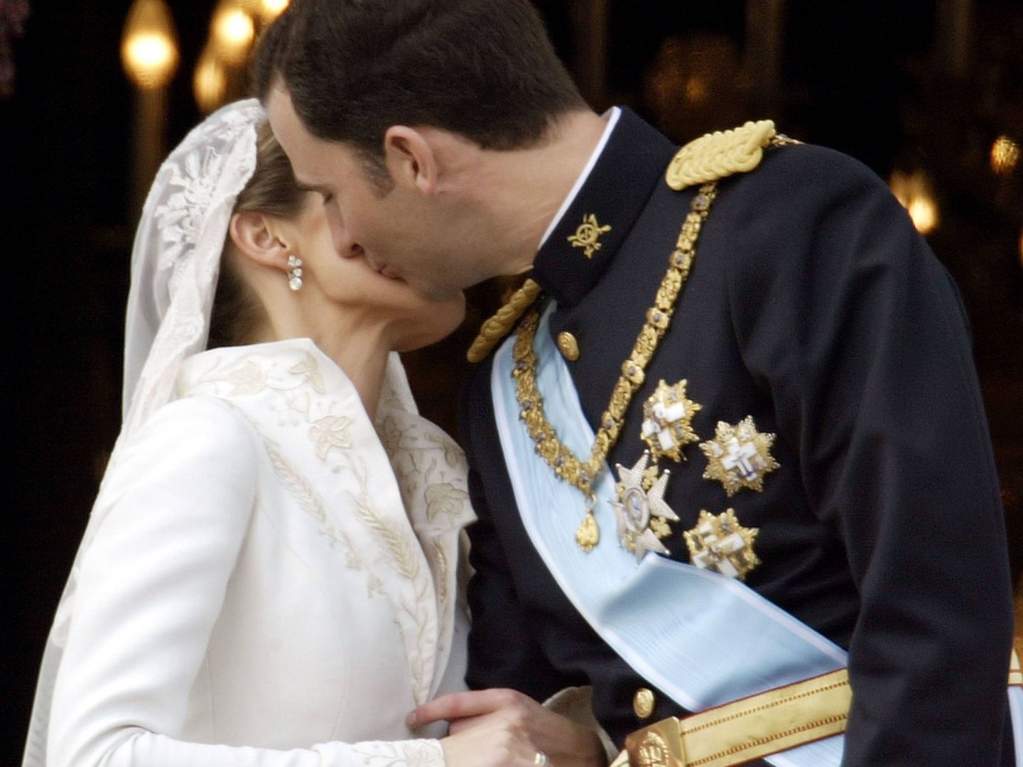 Beso nupcial desde el palacio real en 2004. (Getty)