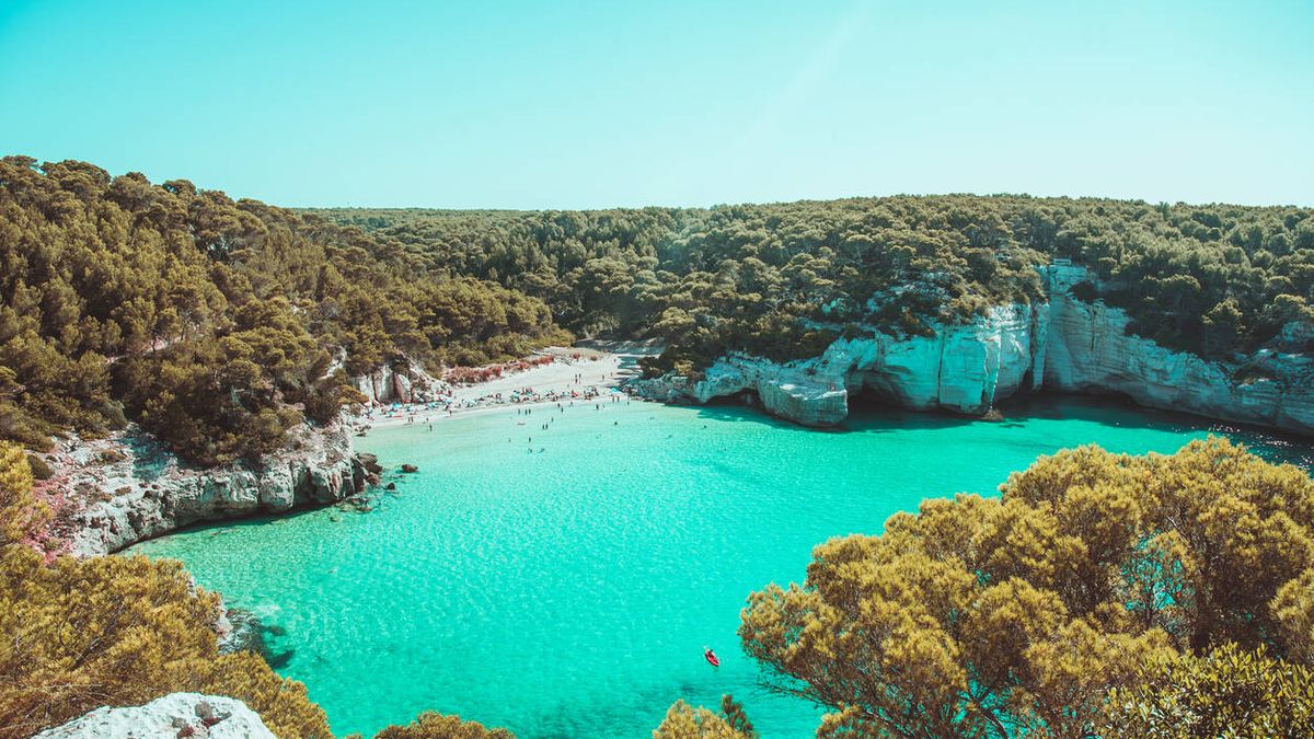 Ni julio ni agosto: este es el mejor mes para viajar a Menorca (y descubrir sus joyas ocultas)
