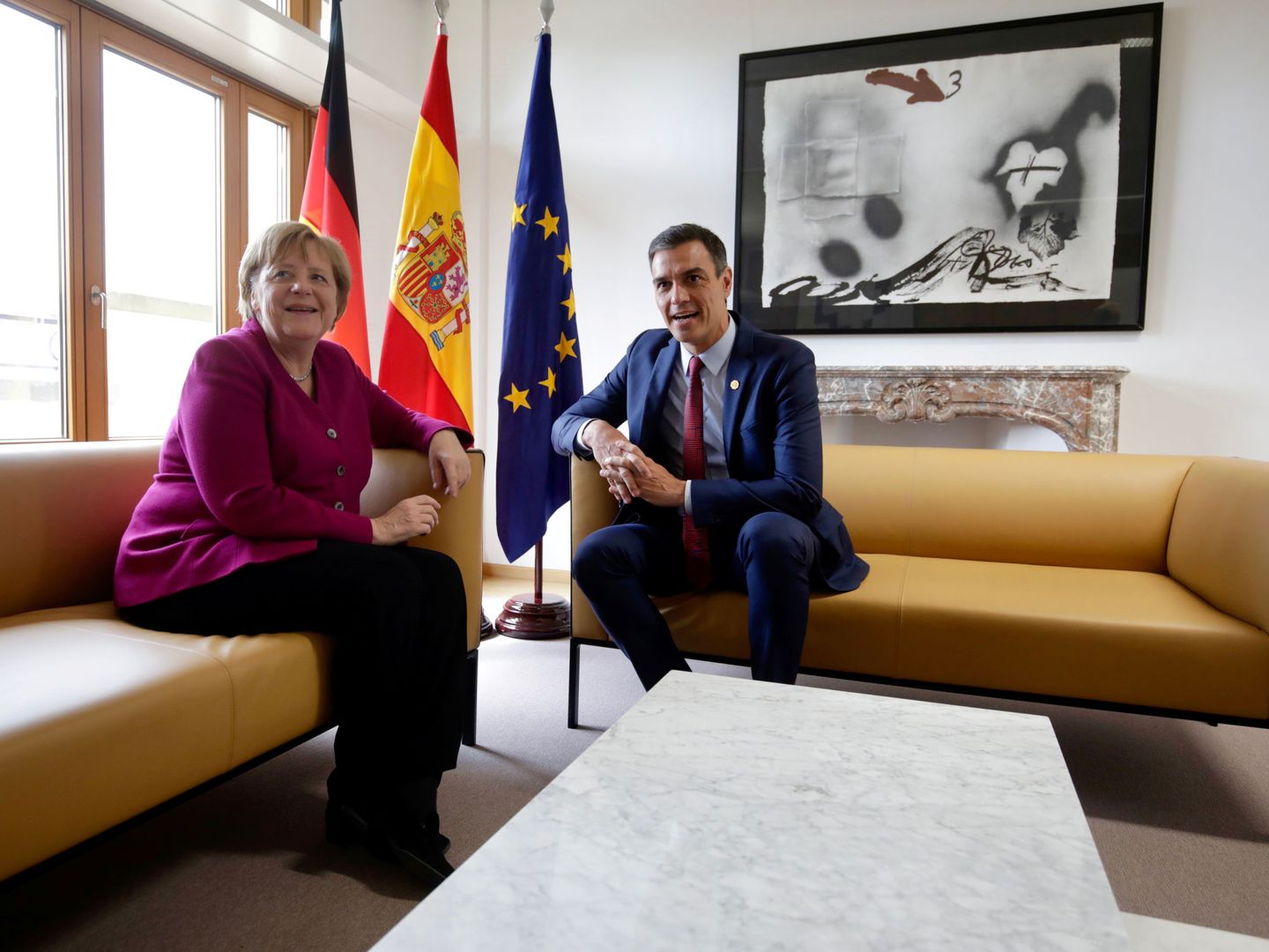 Sánchez charla con su homóloga alemana, Angela Merkel. (Reuters)