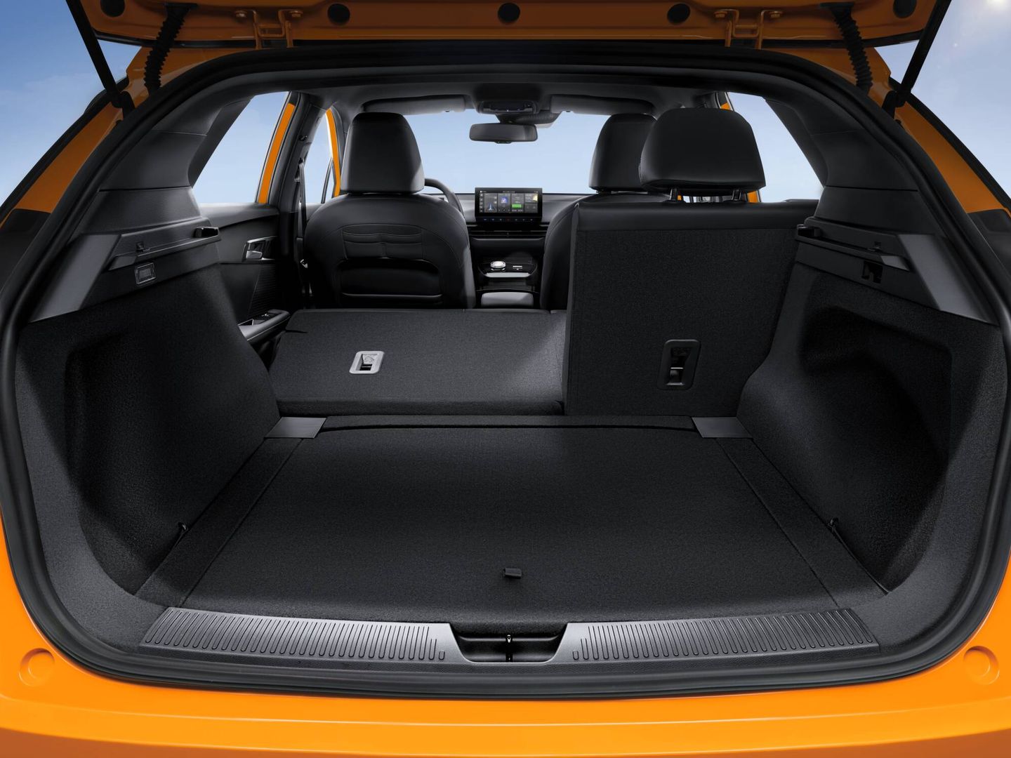 El MG4 tiene un maletero de 363 litros de capacidad con sus cinco plazas en uso.