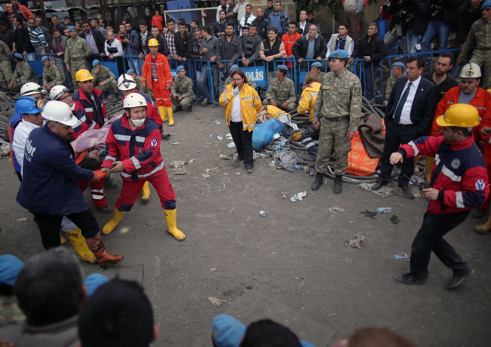 Foto: Rescate de los mineros turcos sepultados en una mina de carbón en Soma, en el oeste de Turquía (AP).