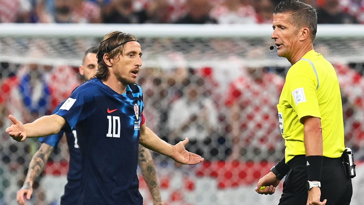 Luka Modric reclama una acción a Daniele Orsato durante el Argentina-Croacia de semifinales.