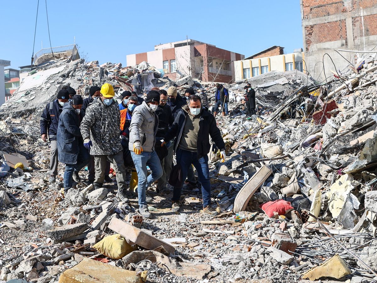 Foto: Operaciones de rescate en suelo turco. (EFE/Sedat Suna)