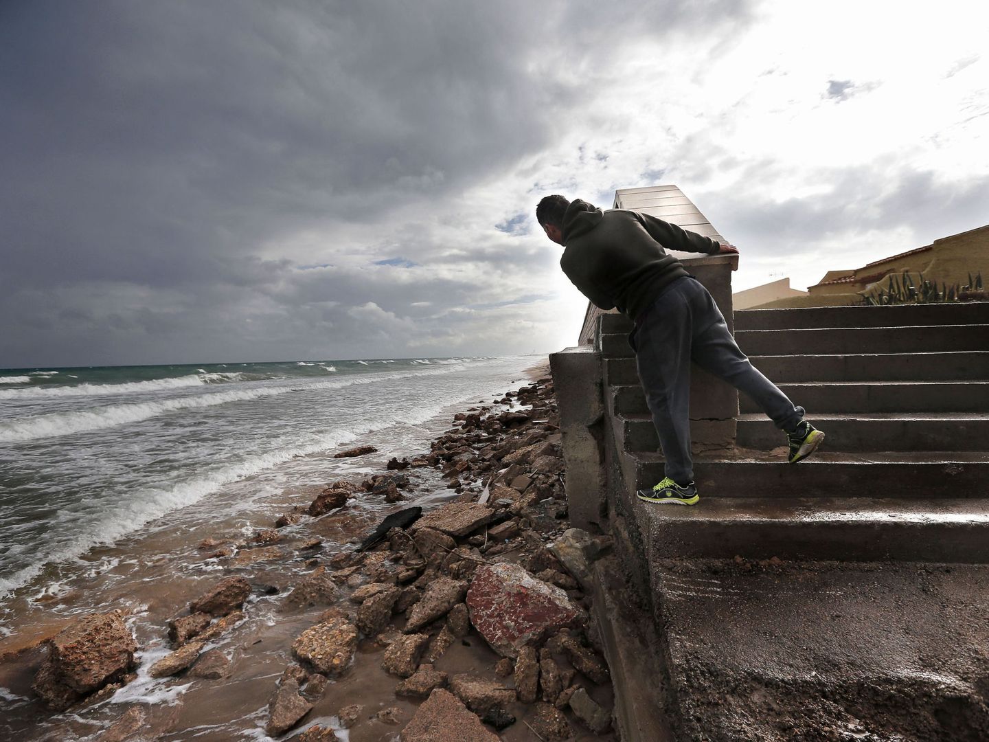Los temporales y el efecto sobre la corriente del Puerto de Valencia acelerado la regresión de las playas del sur que separan el mar del lago de la Albufera. (EFE)