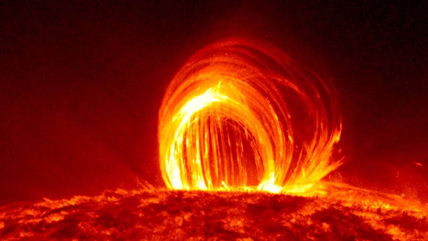 Un bucle solar levantándose cientos de miles de kilómetros sobre el Sol.