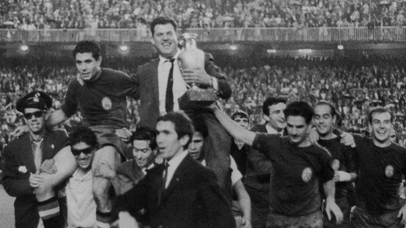 Foto: La Selección celebra el título de campeón en el Santiago Bernabéu (UEFA)