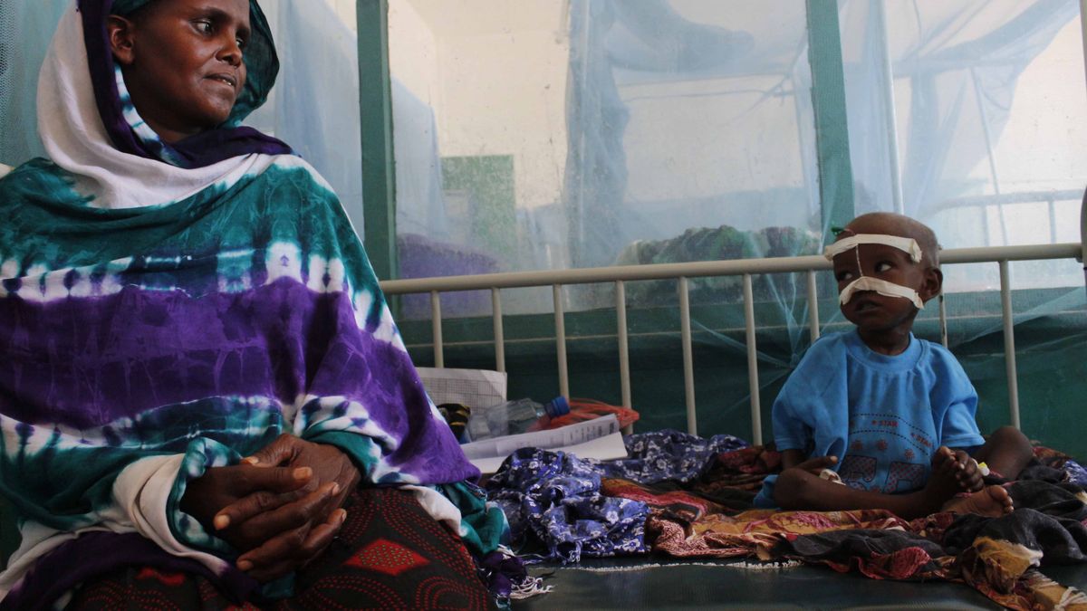 Esta mujer ya ha enterrado a tres hijos: en Somalia el hambre mata más que las balas 