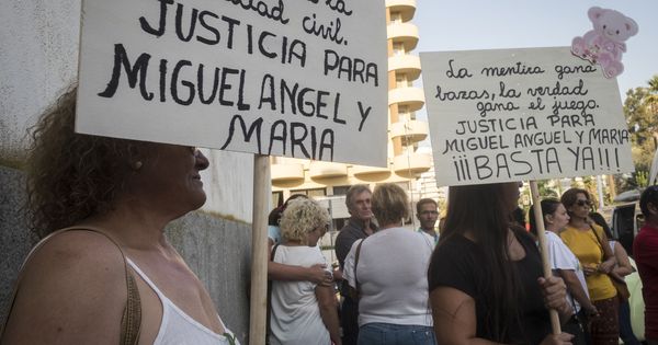 Foto: Familiares y amigos de las víctimas ante la Audiencia de Huelva. (EFE)