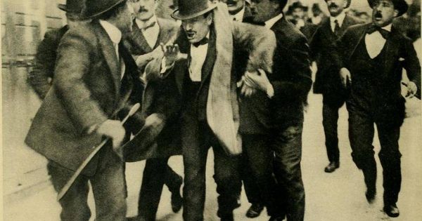 Foto: Benito Mussolini es arrestado después de un mitin en 1915