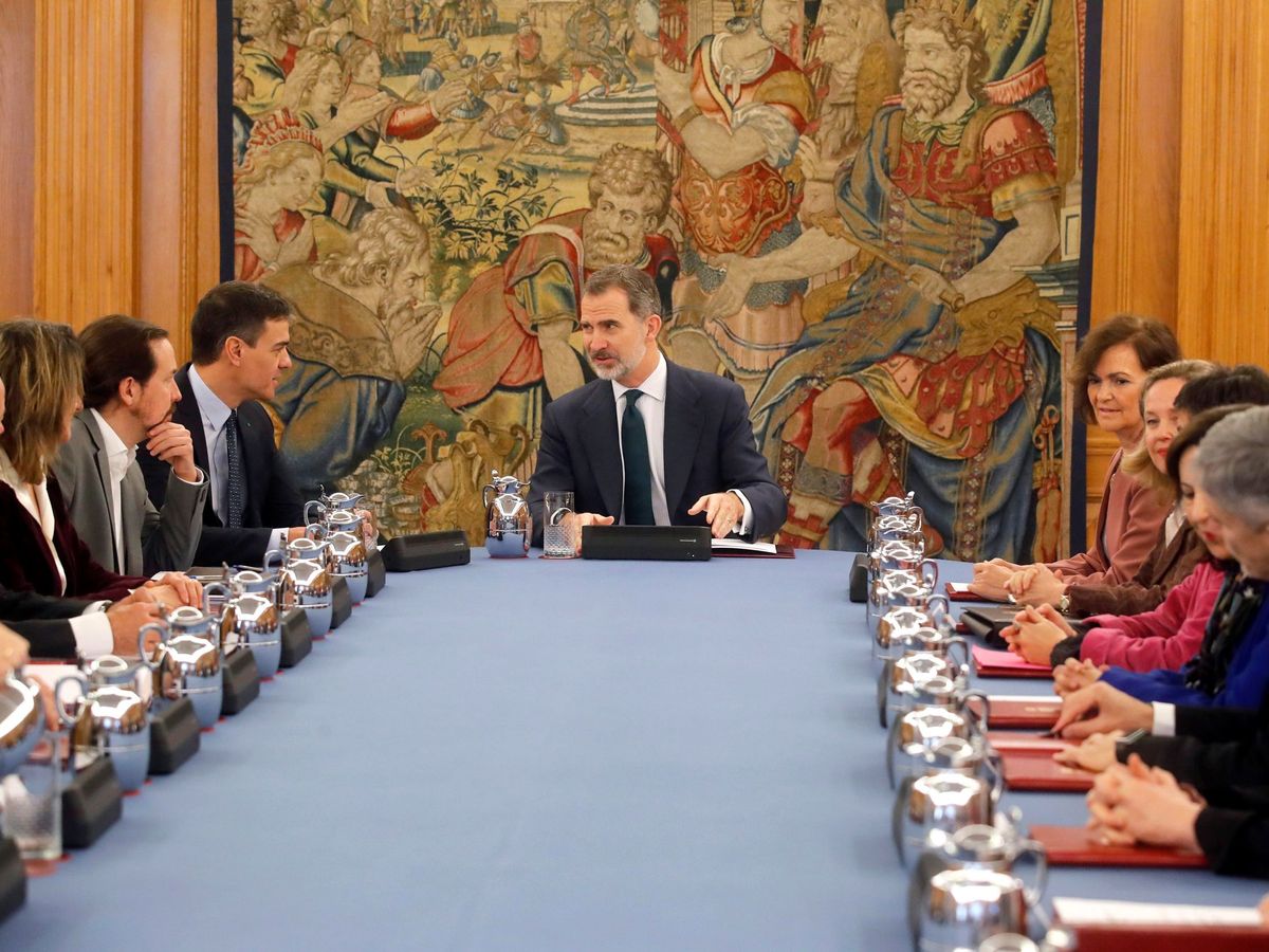 Foto: El Rey preside el primer Consejo de Ministros deliberante con Pedro Sánchez de presidente, este 18 de febrero. (EFE)