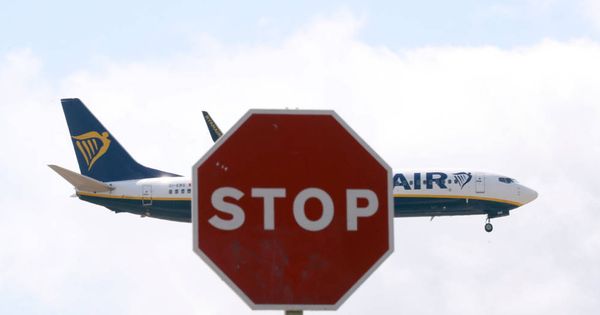 Foto: Un avión de Ryanair aterriza en el aeropuerto de El Prat. (Reuters)
