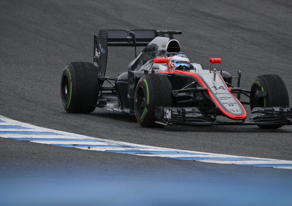 Foto: Fernando Alonso rodando con el monoplaza MP4-30 durante la tercera jornada (Efe).