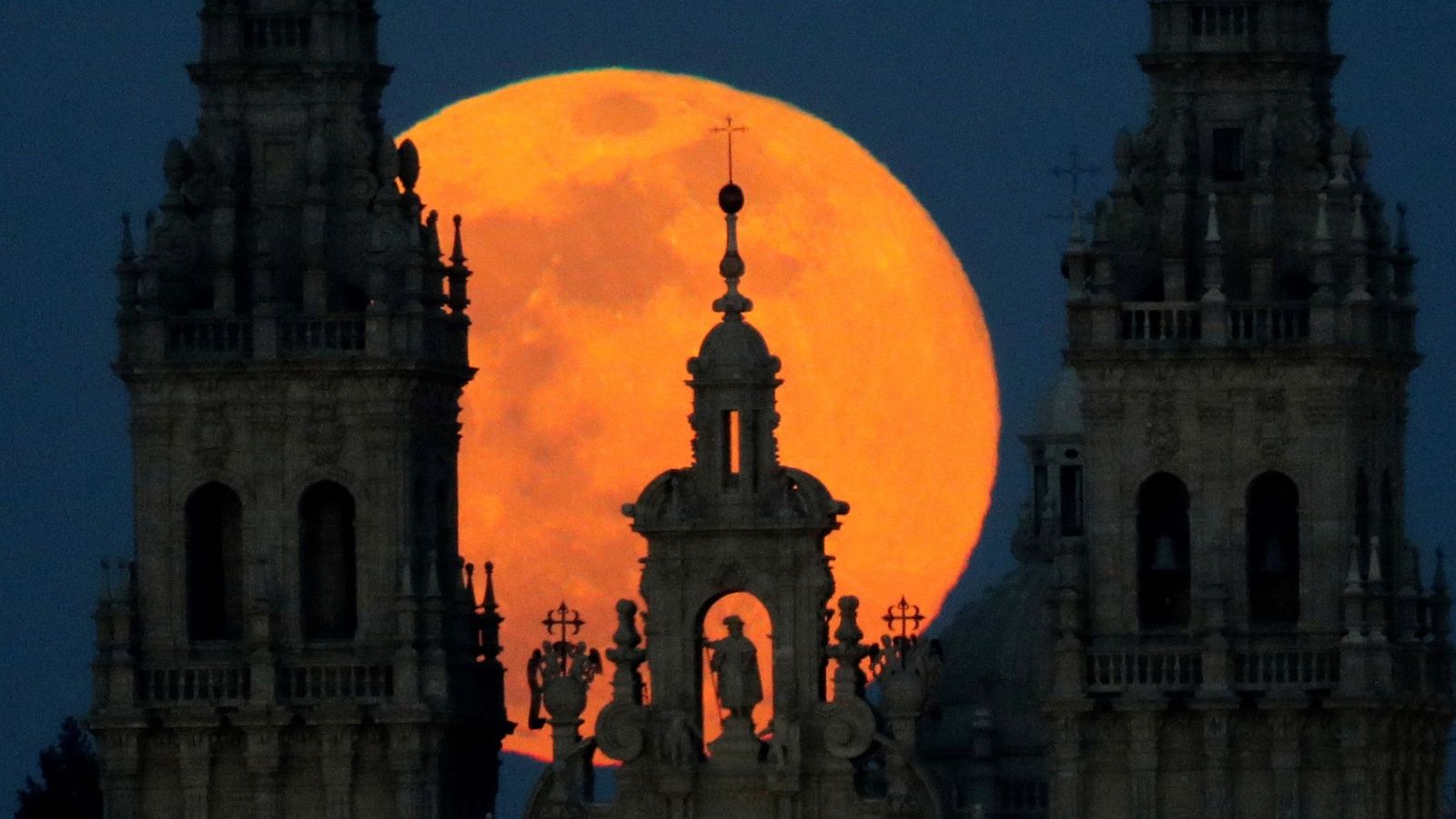 Foto: Superluna sobre Santiago de Compostela. (Efe)