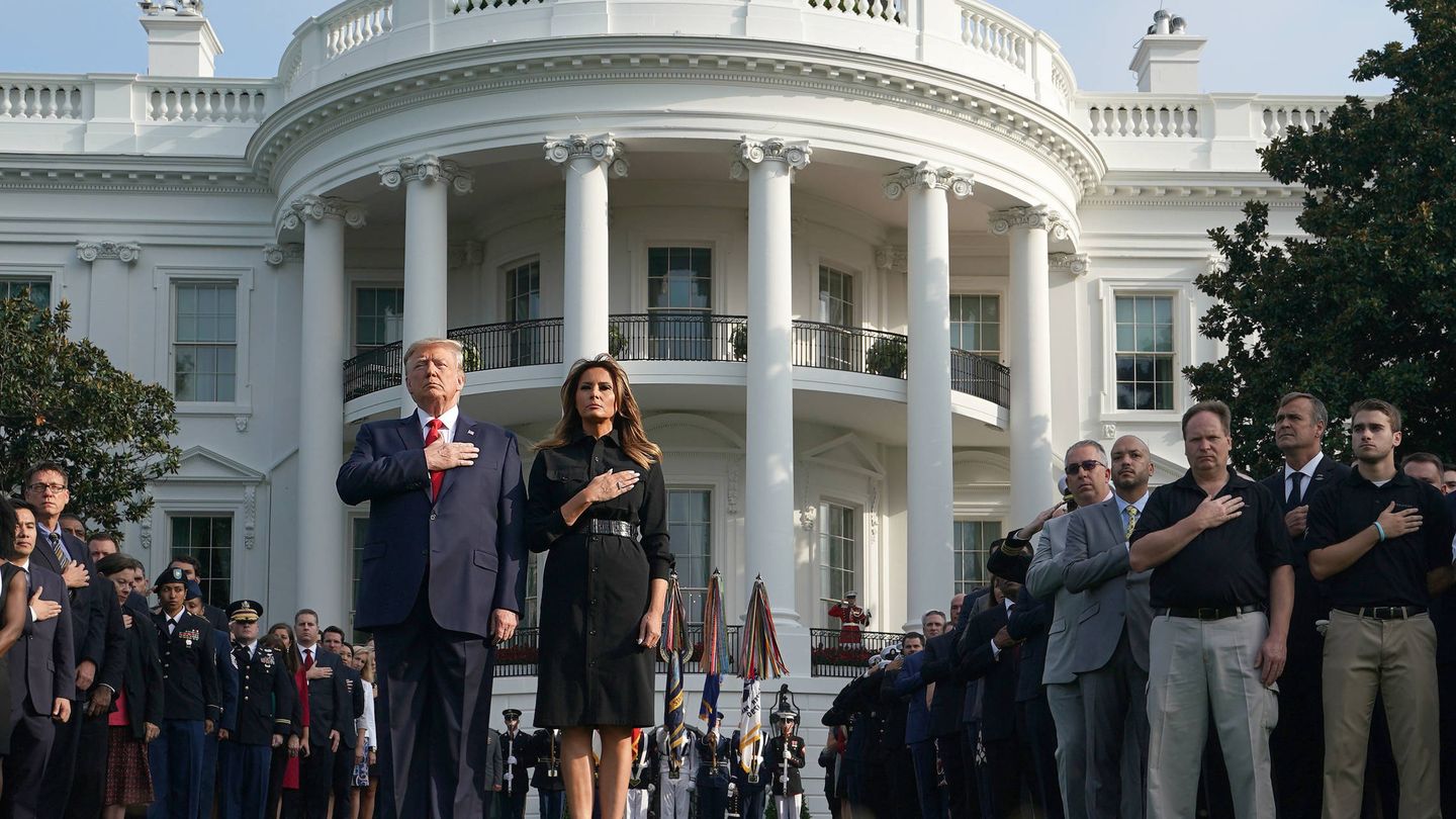  Melania y Donald Trump, frente a la residencia presidencial. (Getty)