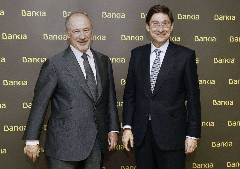 Foto: El actual presidente de Bankia, José Ignacio Goirigolzarri (d), junto a Rodrigo Rato (i) (Efe)