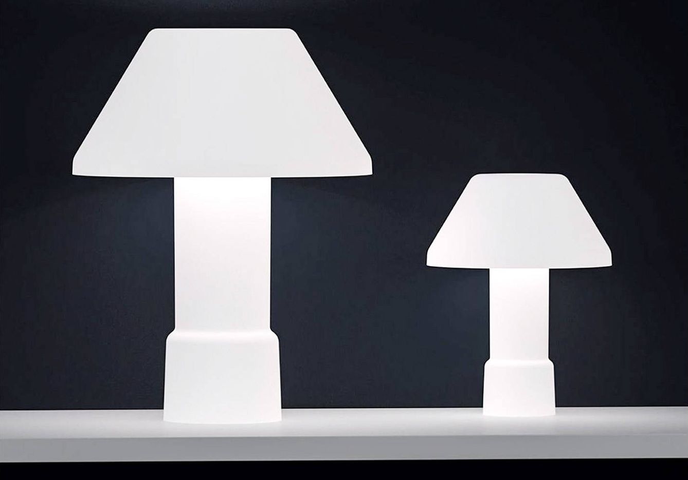 La lámpara 'W163' viene en dos tamaños: una grande, perfecta como pieza solitaria y una más pequeña, que crea un punto de luz en los estantes o una luz acogedora en la ventana.