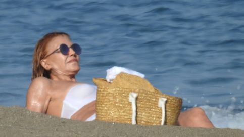 Pillamos a la baronesa Thyssen en bikini en Marbella (y a pie de playa)
