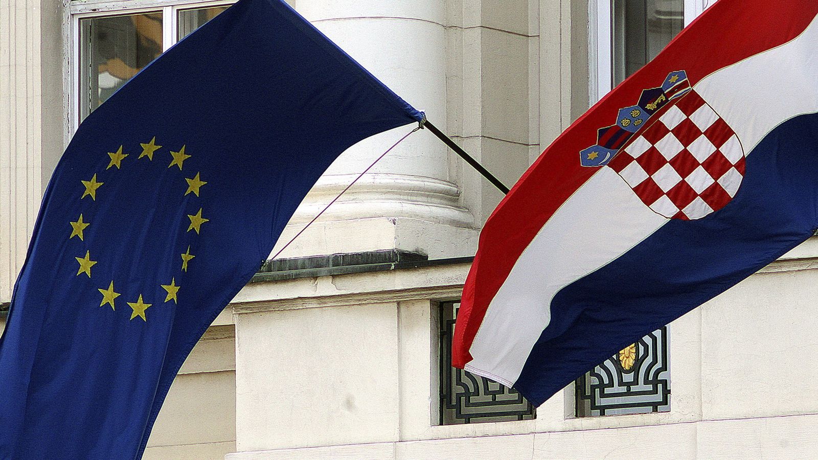 Foto: Una bandera de la UE ondea junto a la croata. (EFE)