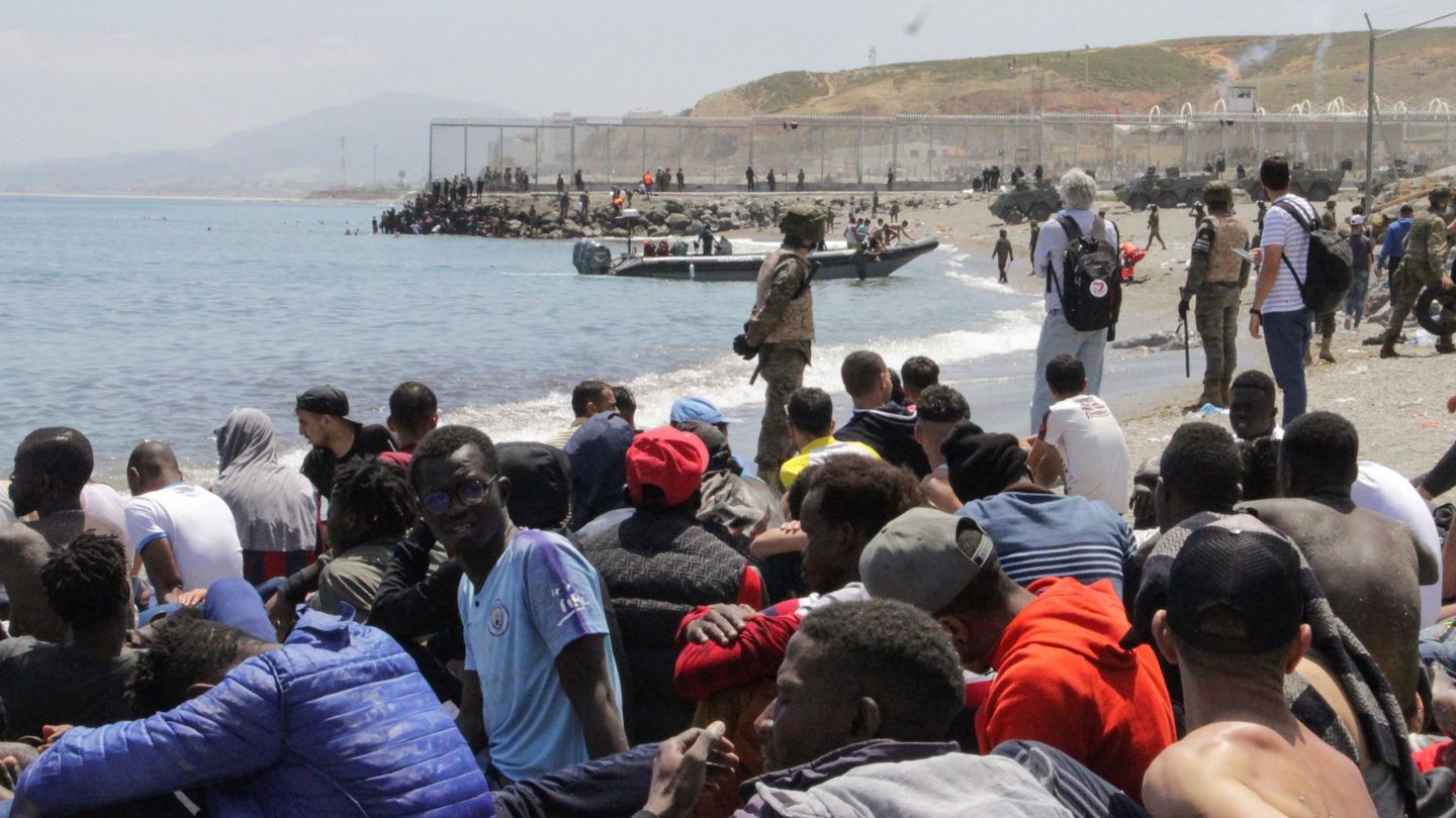 Un grupo de migrantes que cruzó uno de los espigones fronterizos de Ceuta la semana pasada. (EFE)