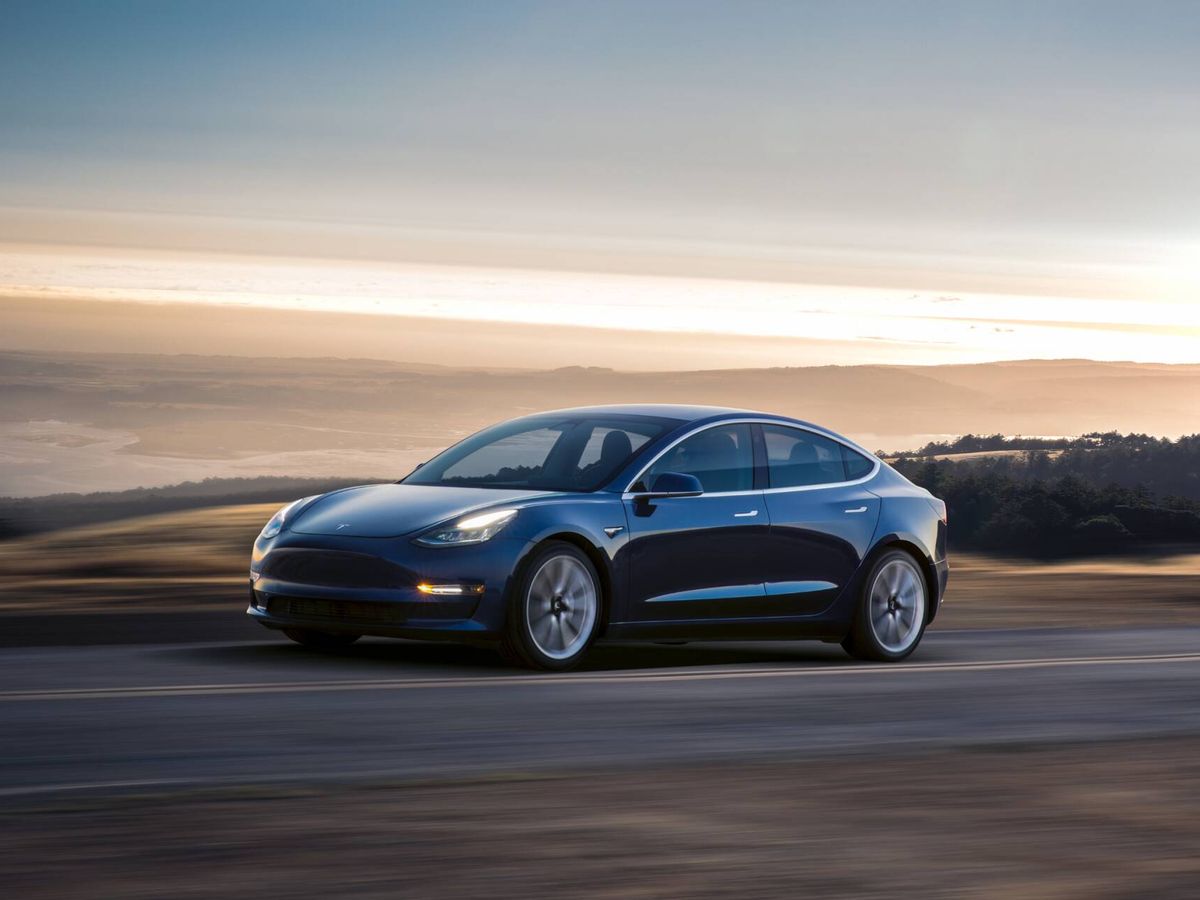 Foto: El Tesla Model 3, el eléctrico de mayor venta en Europa, ofrece también el sistema Autopilot y su polémica función FSD.