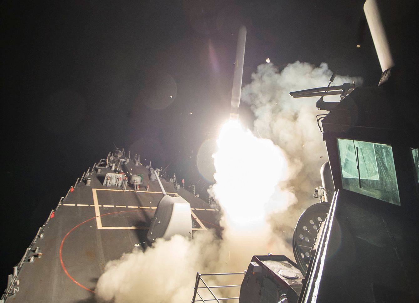Lanzamiento de un misil Tomahawk desde un destructor estadounidense contra la base aérea siria de Sharyat, en abril de 2017. (Reuters)