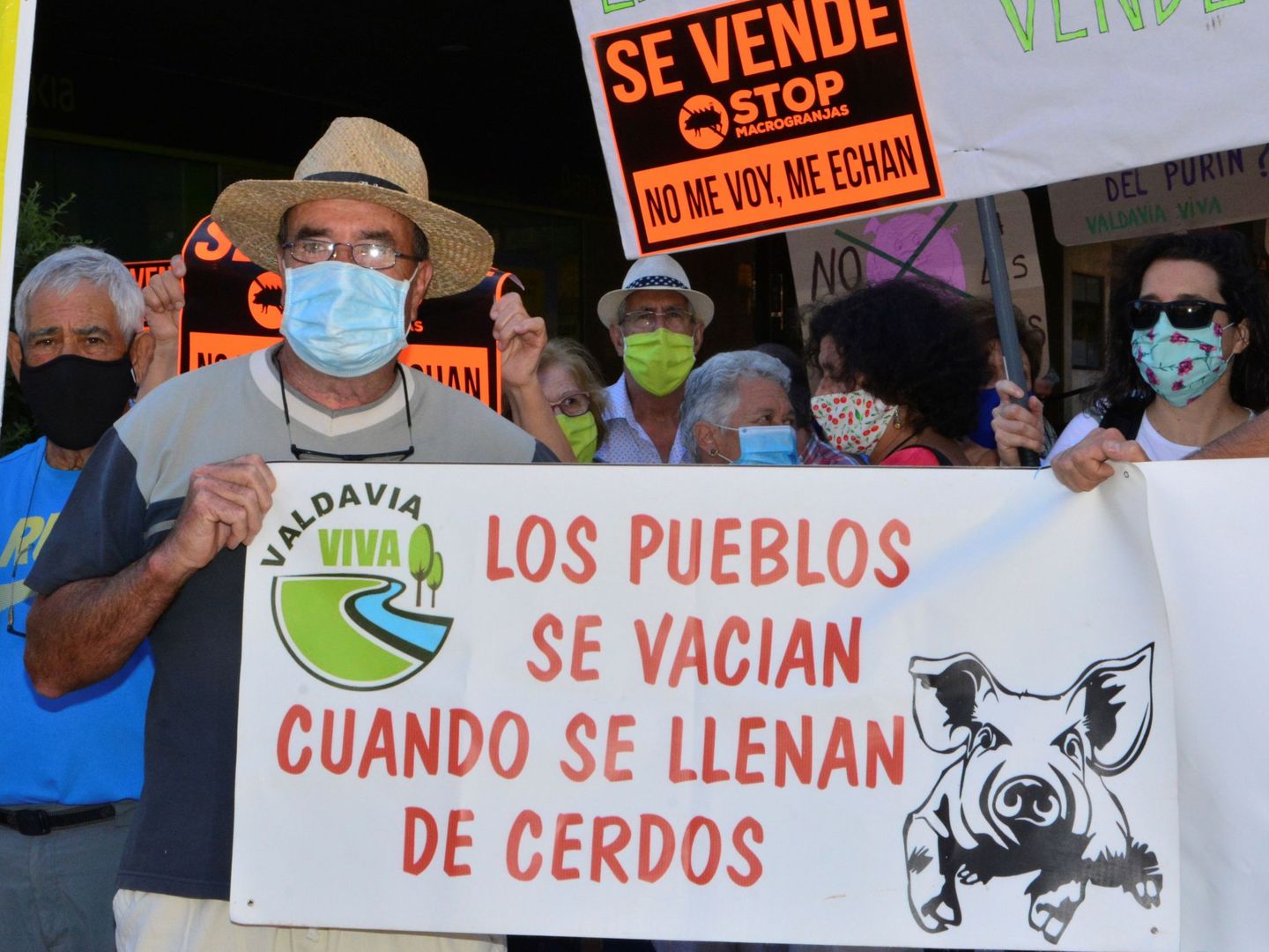 Protesta en Palencia contra la instalación de macrogranjas de cerdos. (EFE/A. Álvarez)