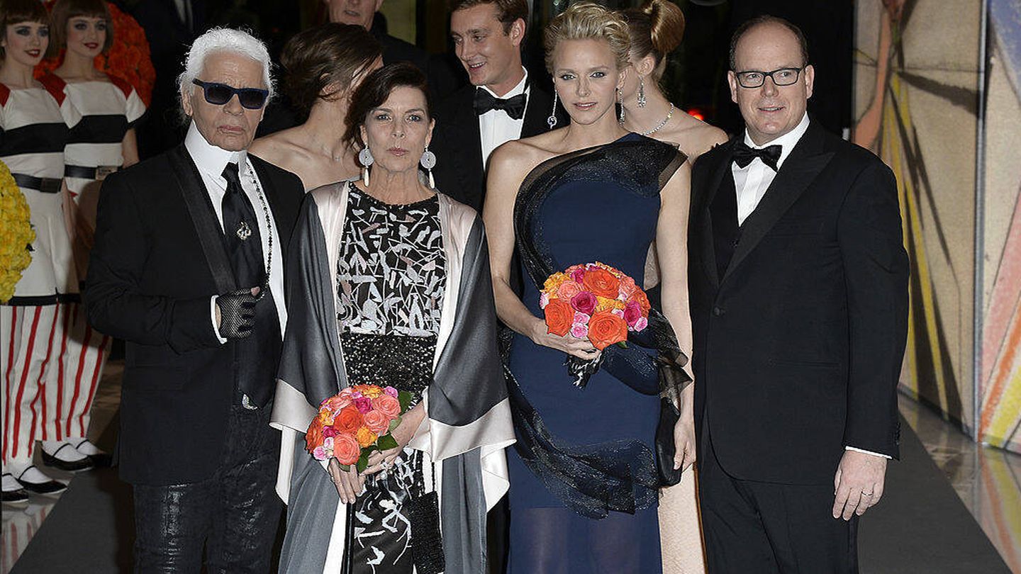 Charlène, junto a Carolina, Alberto y Karl Lagerfeld en el Baile de la Rosa de 2014. (Getty/Pascal Le Segretain)