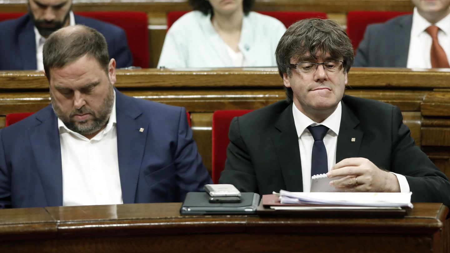 El presidente de la Generalitat, Carles Puigdemont y el vicepresidente del Govern y conseller de Economía, Oriol Junqueras. (Efe)