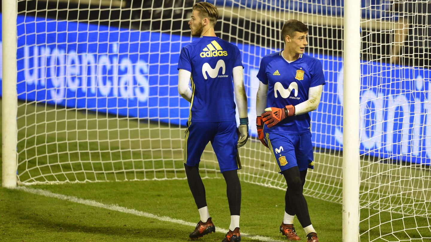 Kepa, junto a David de Gea, durante un entrenamiento con la Selección. (Reuters)