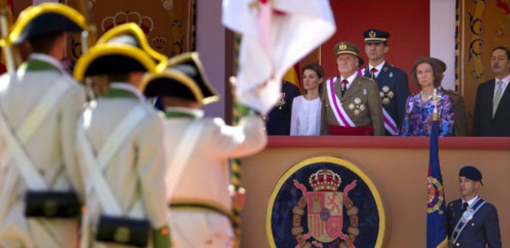 Foto: Los silbidos a Vara y a Chacón y la ovación para el Rey centran el desfile